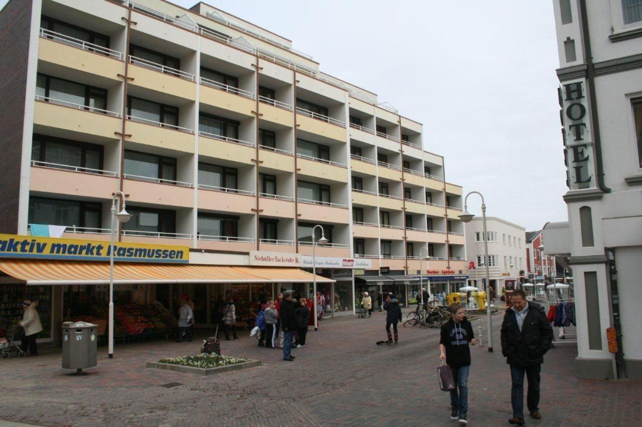 22-32-nielsen-am-stranduebergang *